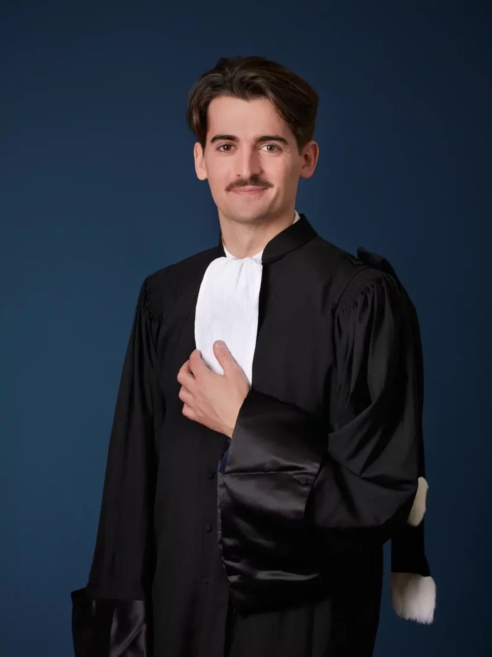 Théo Renaudie en robe d'avocat